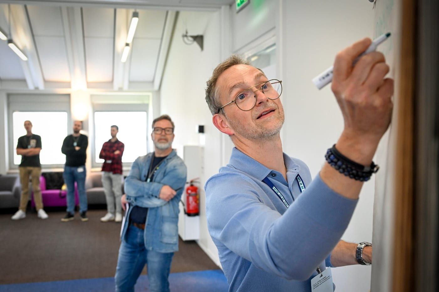 Etiënne Colson, moderator en gespreksleider, begeleidt een sessie bij het whiteboard